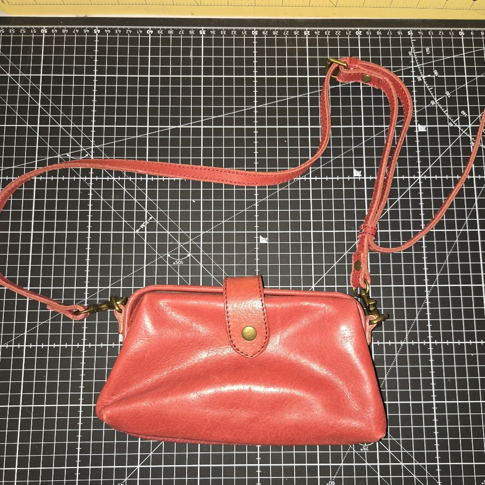VINTAGE LEATHER HINGED SHOULDER PURSE GOLD HARDWARE BRICK RED